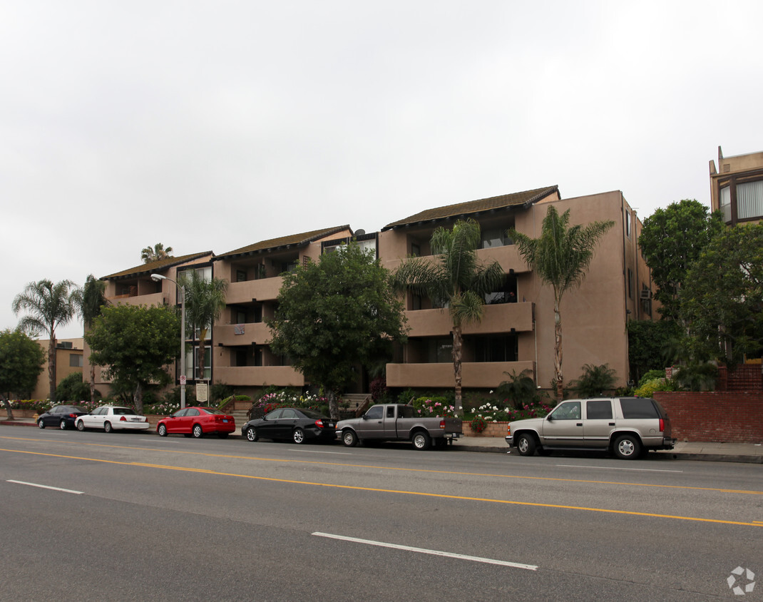 17000 Burbank Blvd - Encino Country Club Apartments