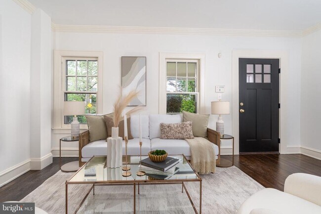 Foto del edificio - 3819 1/2 Woodley Rd NW