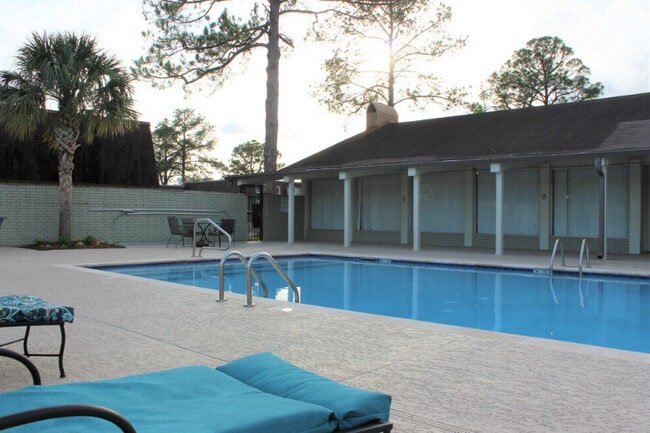 Building Photo - Broadmoor Plantation Apartments