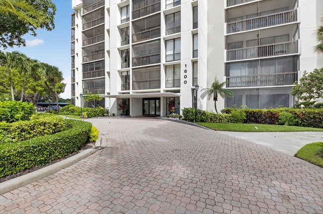 Building Photo - 1615 Bridgewood Dr