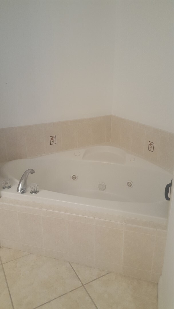 Foto del edificio - WALK TO BEACH, 3 BEDROOM 2 CAR GARAGE HOME!!! CLOSE TO EVERYTHING!