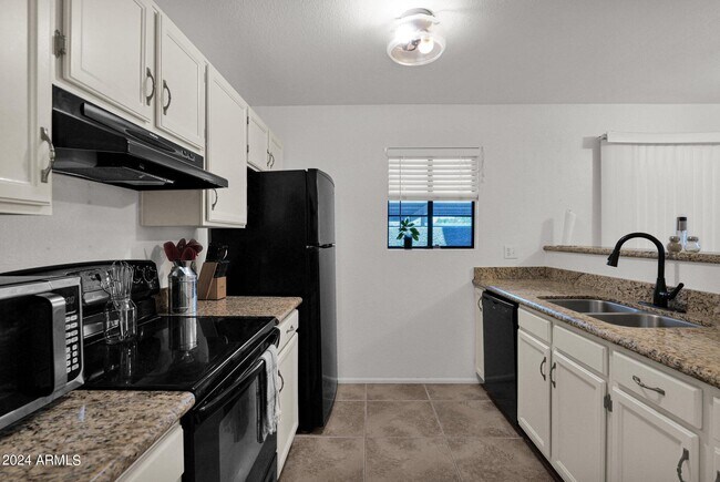 Building Photo - 533 W Guadalupe Rd
