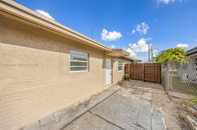 Foto del edificio - 2468 NW 21st St