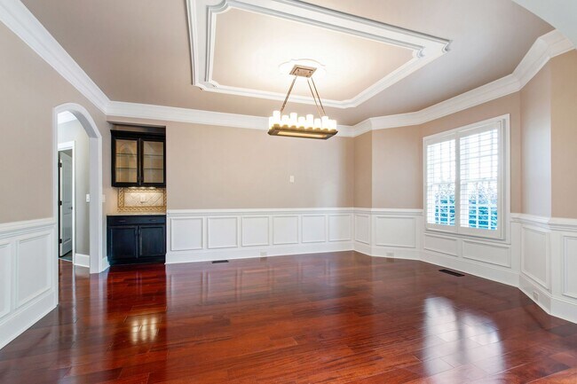 Building Photo - Elegant 5-Bedroom Residence with Luxurious...