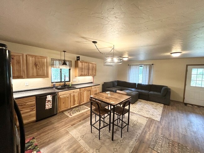 Building Photo - Huge Shop with 2 bedroom 2 bath Condo attached!