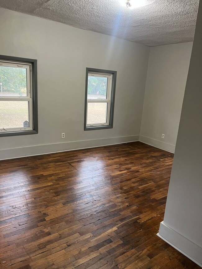 Building Photo - $1025 - 3 bed 1 bath - Single Family Home