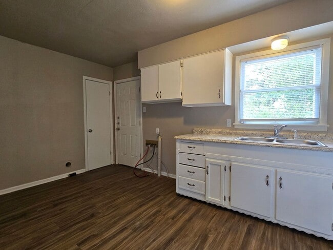 Building Photo - PRICE REDUCTION - AVAILABLE NOW!