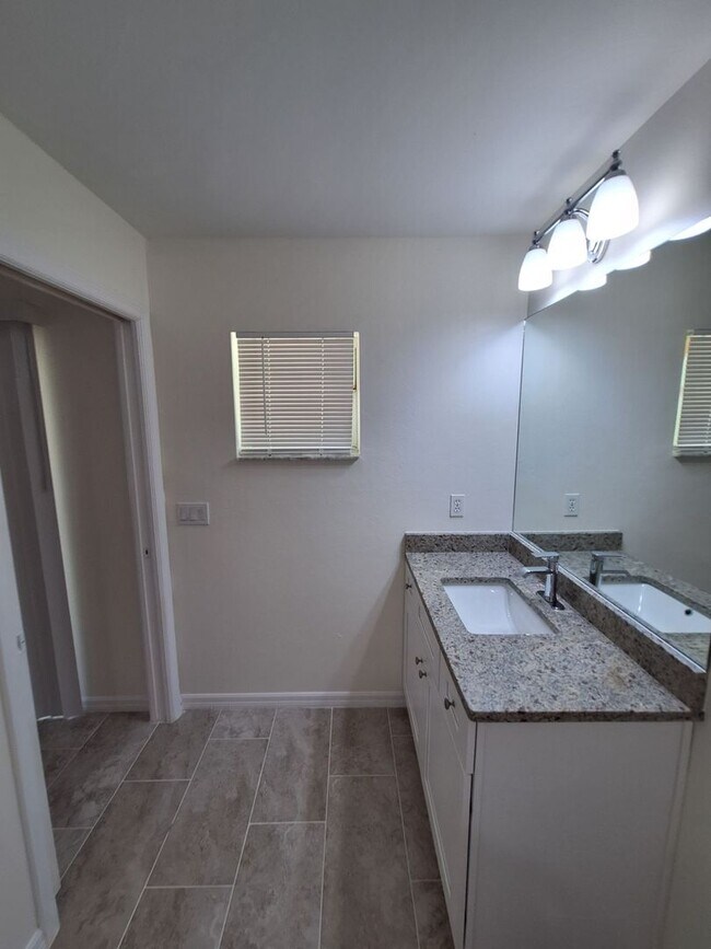 Foto del edificio - March Move In Special