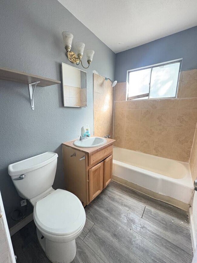 Building Photo - 535 Texas St NE