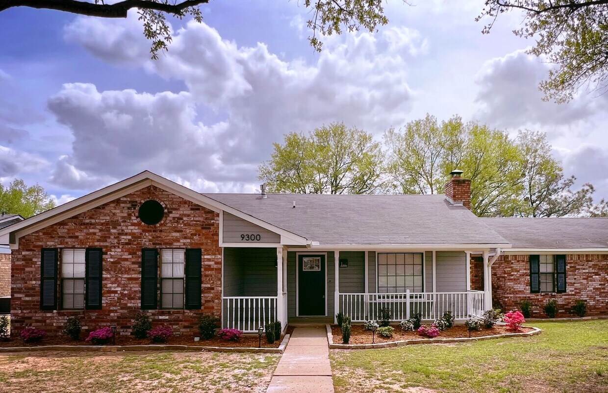 Foto principal - Beautiful Remodeled 3 Bedroom, 2 Bath Home...