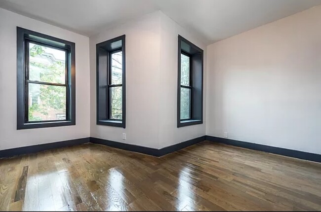 Building Photo - 17-21-21 Woodbine St