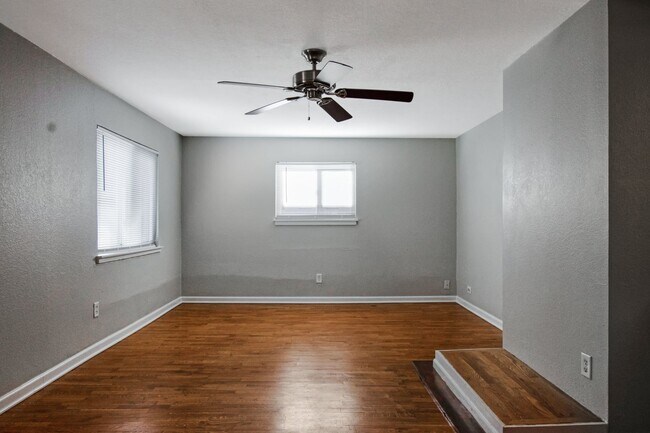 Building Photo - Great 3BD, 2BA Home in Englewood, Near Sho...