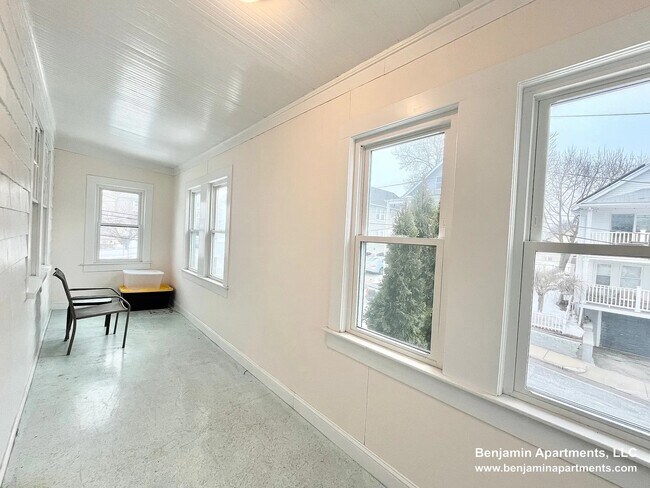 Foto del edificio - 79-81 Cresthill Rd. Unit 2