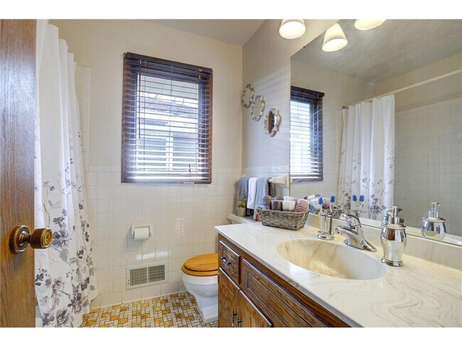 Baño - 4344 Chicago Ave