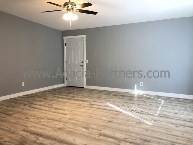 Building Photo - Three Bedroom/Two Bath Home