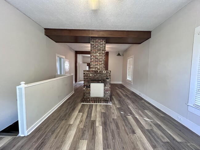 Building Photo - 821 7th Ave N