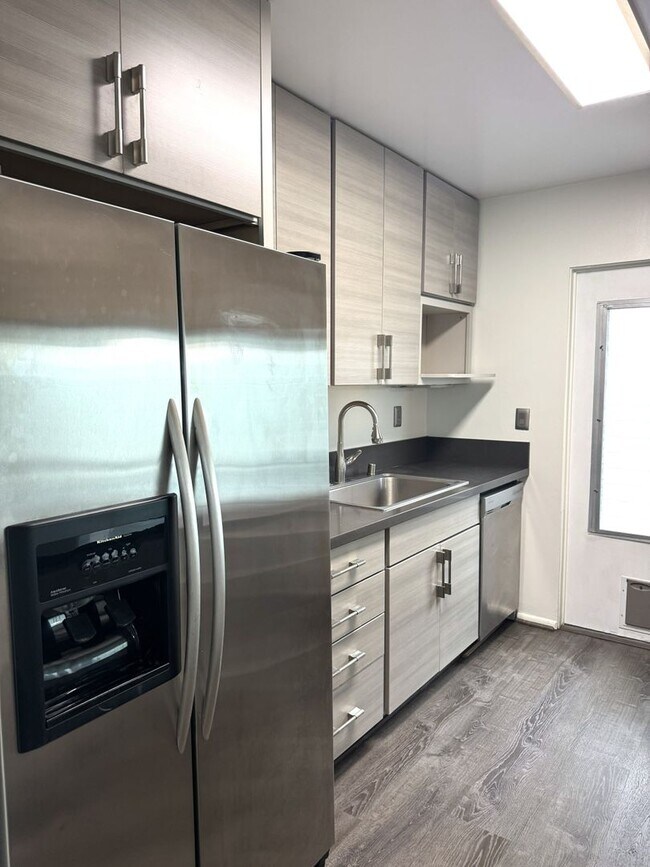 Foto del edificio - Koko Isle Circle - Renovated 3 bedroom, 2.5 bath townhome with carport
