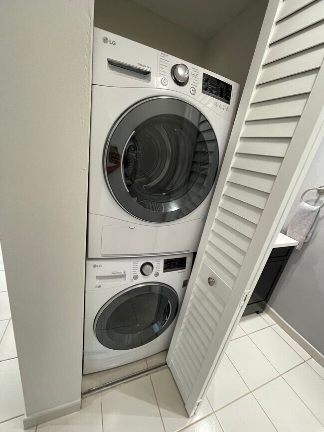 Lavadora y secadora - 126 SE 15th Rd