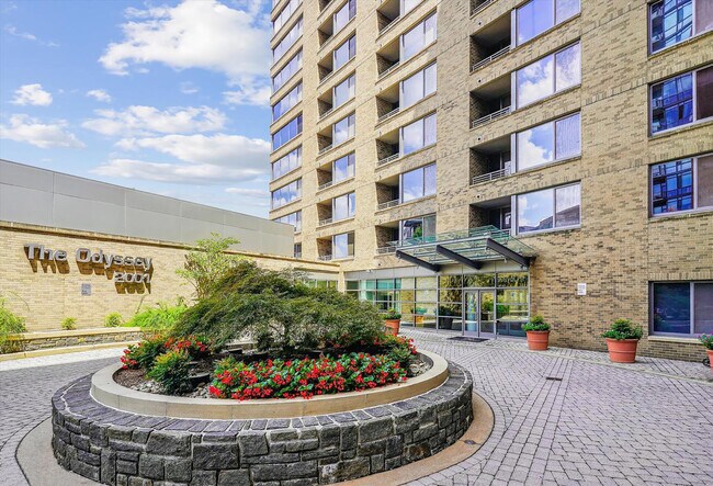 Entrada principal al edificio - 2001 15th St North