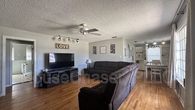 Building Photo - 3319 26th St