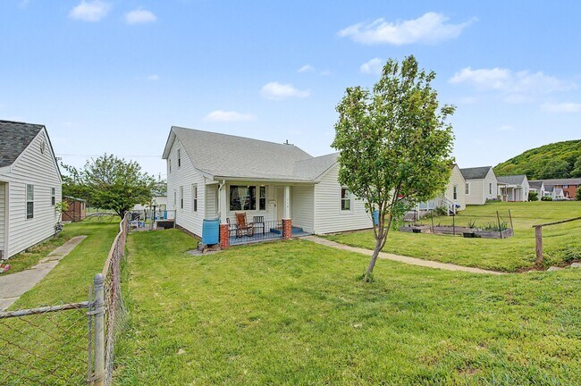 Foto del edificio - Spacious 5-Bedroom Home Near Radford University
