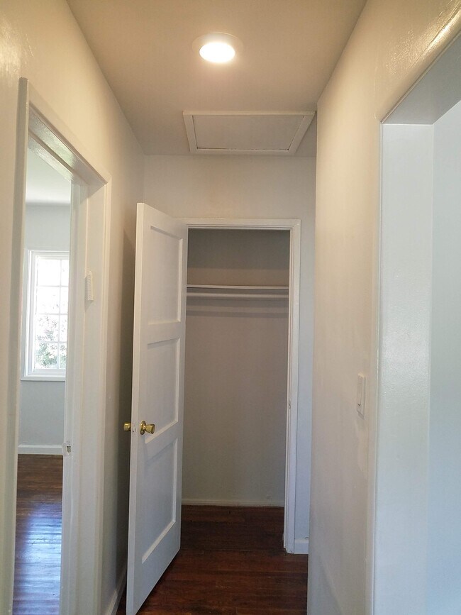 Building Photo - 6000 Lindley Ave