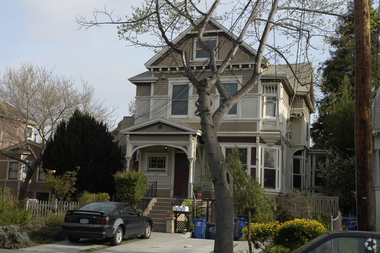 Building Photo - 2117 Buena Vista Ave