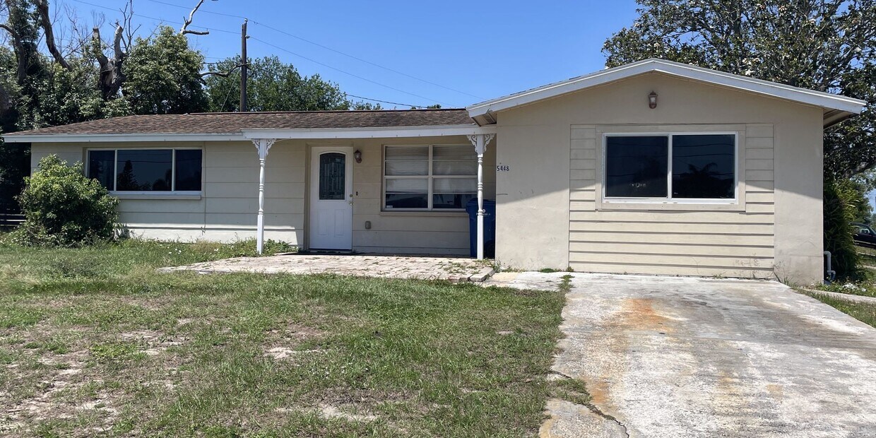 Foto principal - Cozy 3-Bedroom Home on a Corner Lot in Hol...