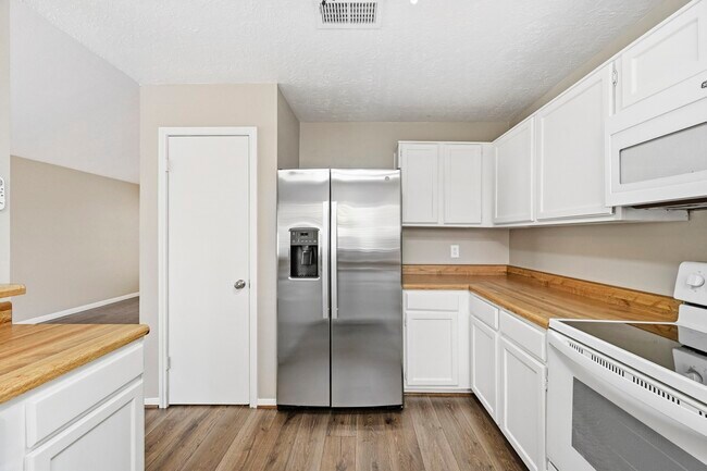 Foto del edificio - 5202 Roserock Ln