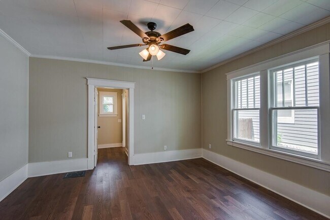 Building Photo - 2 Bed, 1 Bath East Nashville Home