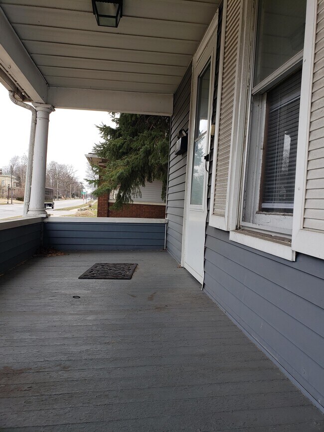 Building Photo - 633 Lincolnway E