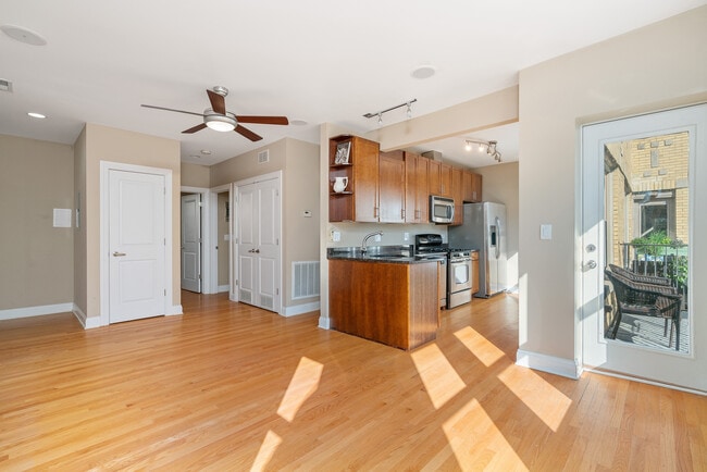 Foto del edificio - 2142 W Addison St