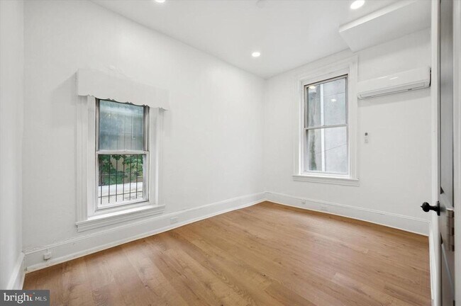 Building Photo - 1637 W Girard Ave