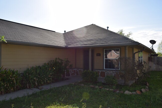 Building Photo - Don't let this beautiful home pass you by!