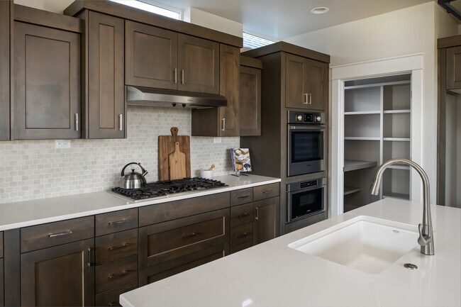 Building Photo - 6201 N Vicenza Ln