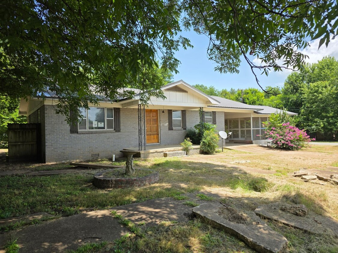 Primary Photo - Beautiful Home with Storage and a corner Lot!