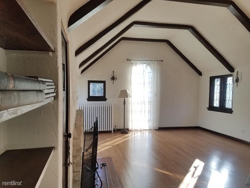 2 br, 1 bath Apartment 2204 E Stratford Ct Condo for Rent in