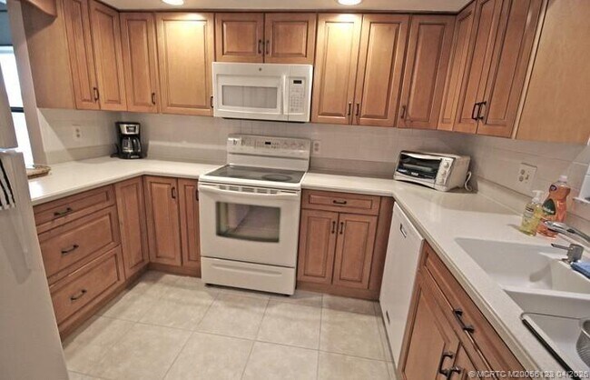 Foto del edificio - 300 SW South River Dr