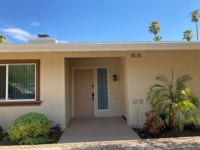 Building Photo - Location, Location, Location! 3 Bedroom Ho...