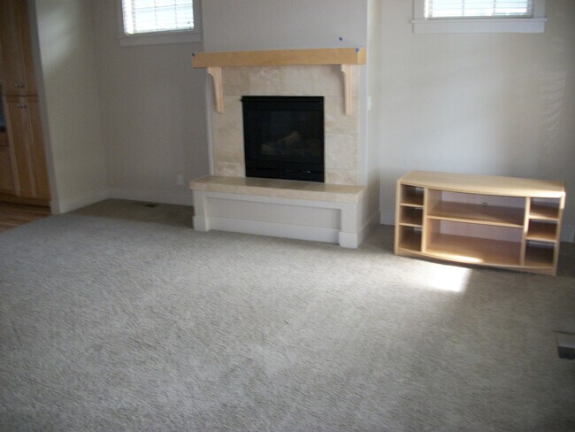 Building Photo - Luxury Living Near Valley River!