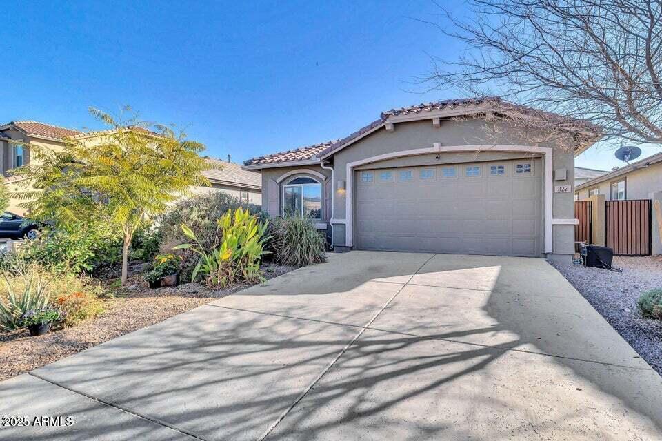 Foto principal - 327 W Tamarack Dr