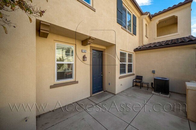 Building Photo - Two-Story 3 Bed/2.5 Bath Within Lake Point...