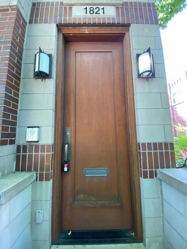Building Photo - 1821 W Oakdale Ave