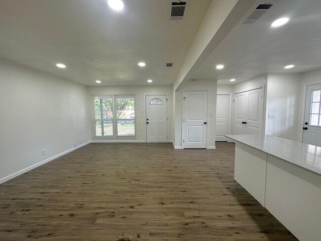 Foto del edificio - 9920 San Lea Dr