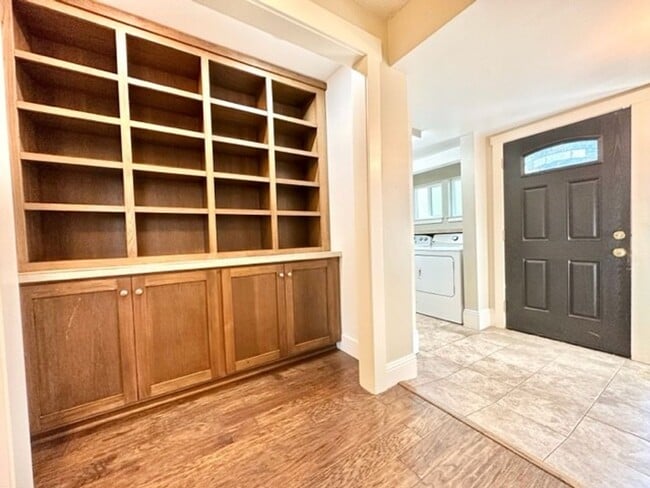Building Photo - 839 Rio Chico Way