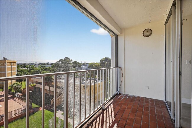 Foto del edificio - 9210 Fontainebleau Blvd