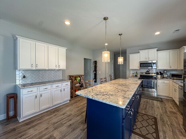 Foto del edificio - Spacious 4 Bed 3 Bed Home in Pine Forest School District
