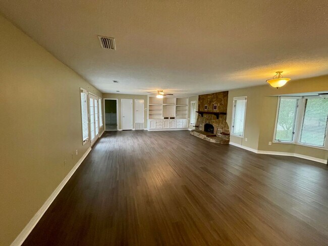 Foto del edificio - 6300 Creel Rd