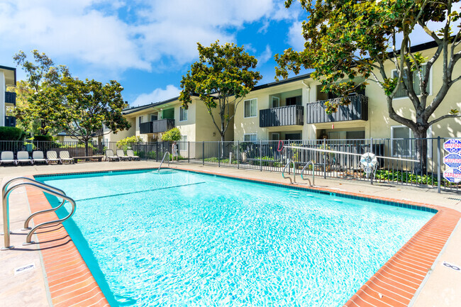 Piscina y terraza - Mission Heights Apartments