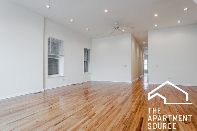 Foto del edificio - 2454 N Southport Ave